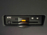 ETCカードを挿入することで高速道路を利用する際の支払いがキャッシュレスになったり、ETCスマートインターチェンジが利用できたり、とても便利なアイテムです!保証は修理保証のみとなります。