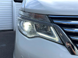 【LEDヘッドライト】悪天候や夜間走行時も良好な視界を確保し安心して運転できる高輝度LEDヘッドライトを装備!点灯速度が早く、消費電力も抑えられています。