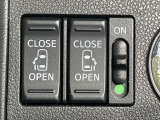 【両側パワースライドドア】スマートキーや運転席のスイッチで後席両側スライドドアの開閉が可能♪電動だから力を入れてドアを開ける必要が無く、小さなお子様でも簡単に開け閉めでき快適です♪
