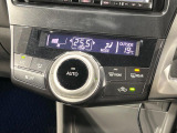 【オートエアコン】一度お好みの温度に設定すれば、車内の温度を検知し風量や温度を自動で調整。暑い&hellip;寒い&hellip;と何度もスイッチ操作をする必要はありません。快適な車内空間には必須の機能ですね♪