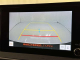 後方の見える安心をお届けするバックガイドモニター付:バックするときのアシストラインもあって楽々バック!車庫入れや縦列駐車をサポートし、苦手な駐車も安心です!今やもう手放せない装備ですネ♪
