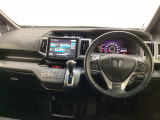 車内は光触媒抗菌消臭施工済です。インパネ周りはスタイリッシュなデザインです。グローブボックスやカップホルダーのほかにトレーなどたくさんの収納スペースが付いています。