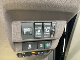 両側電動パワースライドドアがついております。ご年配の方や小さいお子さんの乗り降りも楽々ですね。万が一ドアに手を挟んでしまっても、挟み込み防止機構が付いて安心です。