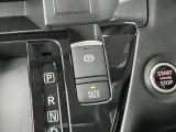 ブレーキペダルを踏んで停車すると、ブレーキペダルから足を離してもクルマがブレーキ力を維持。ペダルを踏み続けることによる足の疲れを緩和します。