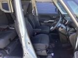 ヘタリもなく綺麗な状態です。シートリフトがついてますので、お好みのシートポジションで運転できます。
