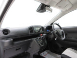 ダイハツのお店では、ダイハツ車を知り尽くしたプロフェッショナルが、専用の診断機器を使って各システムを点検しております。