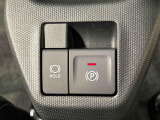 指先だけで簡単に操作が可能な電動パーキングブレーキを採用。「HOLD」スイッチを押すと、渋滞や信号待ちなどでブレーキペダルから足を離しても、ブレーキを保持するので安心です