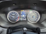 スピードメーター。メーター中央部にマルチインフォメーションディスプレイがあり、ドライバーに必要な車両情報を表示してくれます。
