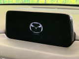 【8.8インチマツダコネクト】車内の雰囲気にマッチした大型のディスプレイ。スマホ接続でのナビ使用やBluetooth再生等、様々な機能が楽しめます。直感的なダイヤル操作が可能で、使い勝手も良好です。