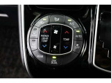 運転席と助手席、それぞれ温度調節ができ、オールシーズン快適なオートエアコンとなっております!