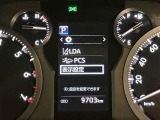 【レーンディパーチャーアラート】道路上の白線(黄線)をカメラで認識、ドライバーがウインカー操作を行わずに車線を逸脱する可能性がある場合、ブザーとディスプレイで注意喚起。