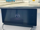 【8.8インチマツダコネクト】車内の雰囲気にマッチした大型のディスプレイ。スマホ接続でのナビ使用やBluetooth再生等、様々な機能が楽しめます。直感的なダイヤル操作が可能で、使い勝手も良好です。