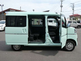 両面スライドドアとなっております!狭い場所に駐車した時に安心して横にスライドして乗り降りできますよ!