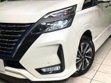 【LEDヘッドライト】悪天候や夜間走行時も良好な視界を確保し安心して運転できる高輝度LEDヘッドライトを装備!点灯速度が早く、消費電力も抑えられています。