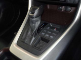 電動パーキングブレーキ・ブレーキホールドを装備してます。ホールド機能は信号待ちが多い一般道で疲労軽減になり、大好評です!