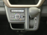 オートエアコンで暑い夏も寒い冬も快適な車内で運転出来ます。