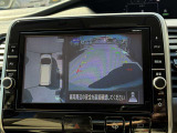 真上から見下ろすような映像で、車庫入れや縦列駐車時に、自車と駐車位置の関係をひと目で確認でき、スムースな駐車をサポート。動く物を検知してお知らせすることで、発進時の安全確認もサポートします。