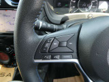 運転走行も画面に触れることなく手元操作が可能な便利なハンドルリモコン。