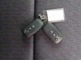 電子キーをポケットやカバンに入れているだけで、ドアの開錠・施錠が行えます。荷物を抱えていてもラクラク開閉です。エンジン始動も行えます。