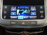 左右独立温度コントロールフルオートエアコンです。運転席、助手席それぞれで独立して温度設定ができます。冷え性の方が乗っても安心ですね♪