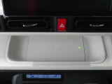 ワイヤレス充電機能 Qi がインパネセンタートレイにあり便利です。