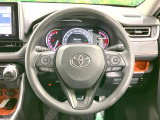 インテリアに合わせたデザインのステアリングは、運転される方のことも考え、運転しやすい形状、大きさです。是非一度、実際に触ってお確かめください。