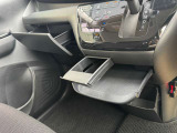 MAX3キロまで可能なトレーがエアコン操作部の下に付いてます☆★ちょっとした小物なども置いてもらえます♪
