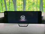 【12.3インチマツダコネクト】車内の雰囲気にマッチした大型ディスプレイ。スマホ接続でのナビ使用やBluetooth再生等、様々な機能が楽しめます。直感的なダイヤル操作が可能で、使い勝手も良好です。