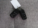電子キーをポケットやカバンに入れているだけで、ドアの開錠・施錠が行えます。荷物を抱えていてもラクラク開閉です。エンジン始動も行えます。