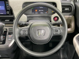 インテリアに合わせたデザインのステアリングは、運転される方のことも考え、運転しやすい形状、大きさです。是非一度、実際に触ってお確かめください。