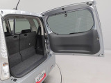 天井の低い駐車場や立体駐車場で、上方向のスペースを気にせず開閉できます。