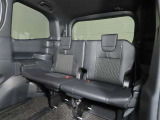 便利な5:5分割可倒式シートです。収納と乗車人数のバランスに優れています♪荷物の大きさに応じたラゲージスペースをフレキシブルに作り出せるので、シーンに応じた使い方ができます♪