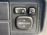 【電動格納ミラー】サイドミラーは電動格納式となっており、狭い駐車場でもキズがつくリスクを抑えられます。