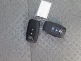 電子キーをポケットやカバンに入れているだけで、ドアの開錠・施錠が行えます。荷物を抱えていてもラクラク開閉です。エンジン始動も行えます。