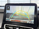 【バックガイドモニター】車両後方の映像をナビ画面に表示し、駐車などの後退操作をサポートします。