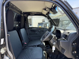 運転席シート廻りは使用感も少なく、良好な状態となっています。前オーナー様が丁寧に使っていたことがよくわかりますね。