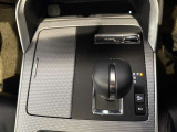 360&deg;ビューモニターのスイッチはシフトノブの右下にございます。今までのマツダ車は「押しにくい場所にスイッチがあった」というお客様から大変好評をいただいております