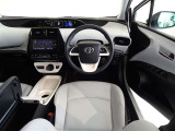 革巻き(合皮製)ステアリングで快適な操作性の運転席です。