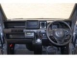 操作性に優れた運転席となります!小物入れや各ボタンの配置にこだわり、使いやすいです!座り心地もよく視認性も良好なのでロングドライブもお任せ下さい!