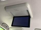 【フリップダウンモニター】大画面モニターで後席でもエンタメをお楽しみいただけます。小さなお子様にも大人気の装備です♪