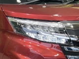 【LEDヘッドライト】悪天候や夜間走行時も良好な視界を確保し安心して運転できる高輝度LEDヘッドライトを装備!点灯速度が早く、消費電力も抑えられています。