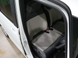 程よい硬さとホールド性が高いシートで長時間運転も快適です。