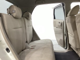 リアシートは前後にスライドが可能で、背もたれの角度調節もついています。お好みの位置でゆったりお乗りいただけます。座面の下には靴や傘などが置けるように大型のトレーがあります。