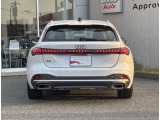 Audiのリヤディフューザーは、車両の後方での空気の流れを整え、乱流を減少させることで、走行安定性を向上させます。またスポーティで洗練された外観を提供し、全体のスタイルに一体感を持たせます。