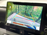 【バックカメラ】駐車時に後方がリアルタイム映像で確認できます。大型商業施設や立体駐車場での駐車時や、夜間のバック時に大活躍!運転スキルに関わらず、今や必須となった装備のひとつです!