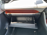 【グローブボックス】大容量のグローブボックスです!!車検証ケース他、日頃使う小物類の収納スペースもたくさんあります!