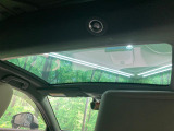 【ガラスルーフ】ガラスルーフ搭載で車内の解放感が一気にアップ!開放的なドライブをお楽しみいただけます。