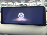 【10.25インチマツダコネクト】車内の雰囲気にマッチした大型ディスプレイ。スマホ接続でのナビ使用やBluetooth再生等、様々な機能が楽しめます。直感的なダイヤル操作が可能で、使い勝手も良好です。