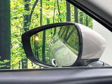 【ブラインドスポットモニタリング】走行中、ドアミラーの死角になりやすい箇所に後続車が接近するとサイドミラー付近に警告を表示、ドライバーに注意喚起をしてくれます。