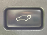 【パワーバックドア】スマートキーや運転席のボタンを押すだけでリアゲートが自動で開閉します!荷物を持っている時や、高い位置にあるバックドアを閉める際に便利な機能です♪
